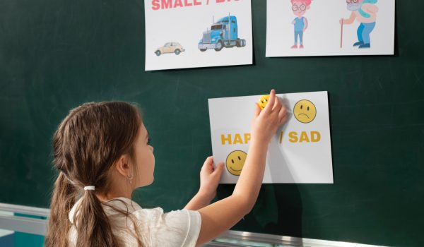 fullhd_kids-classroom-taking-english-class