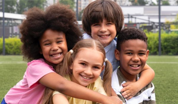 fullhd_medium-shot-smiley-kids-posing-together