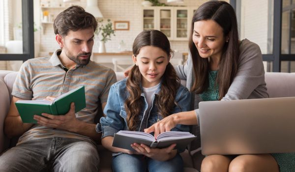fullhd_parents-teaching-girl-read